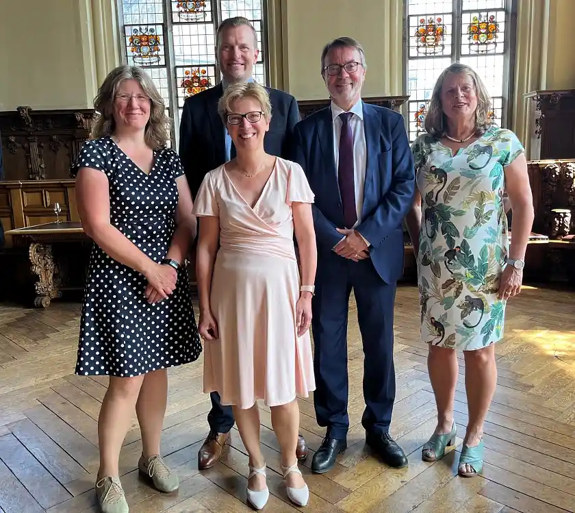 Senatorin Claudia Schilling gemeinsam mit der neuen Direktorin des Arbeitsgerichts Bremen-Bremerhaven, Danka Lewin (links) und dem neuen Präsidenten des Landesarbeitsgerichts Oliver Sanner (hinter Schilling) sowie der Vorgängergeneration, dem bisherigen Präsidenten des Landesarbeitsgerichts Thorsten Beck und der bisherigen Direktorin des Arbeitsgerichts Sonja Kettler. Foto: Justizressort