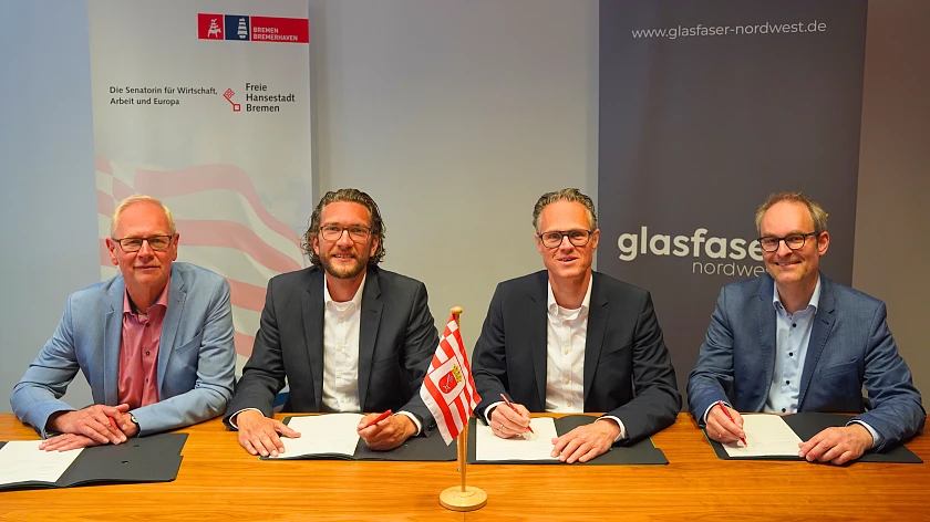 Unterzeichnung Kooperationsvereinbarung zum Ausbau des Glaserfasernetzes in der Hansestadt (v.l.n.r.): Sven Wiebe, Staatsrat bei der Senatorin für Wirtschaft, Arbeit und Europa, Frank Scheper, Kommunalbeauftragter bei der Glasfaser Nordwest GmbH & Co. KG, Andreas Mayer, Geschäftsführer Nordwest GmbH & Co. KGmand, Enno Eike Nottelmann, Staatsrat bei der Senatorin für Klimaschutz, Umwelt, Mobilität, Stadtentwicklung und Wohnungsbau. Foto: Wirtschaftsressort