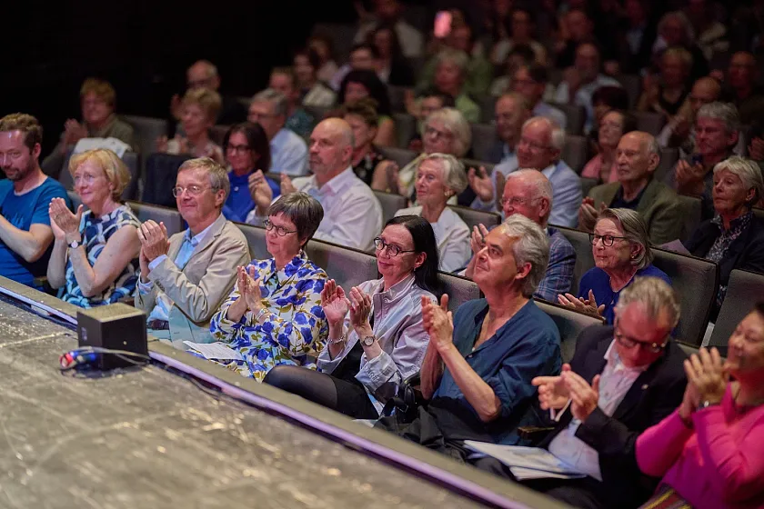 Kulturstaatsrätin Carmen Emigholz (1. Reihe, Bildmitte) und links neben ihr Nicole Lamotte, Vorsitzerin des Kunstvereins, während des großen Mitgliederfestes im Theater Bremen. Foto: Kunstverein