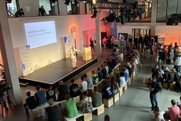 Staatsrat Kai Stührenberg eröffnet die ersten Bremer KI-Tage des Transferzentrums für Künstliche Intelligenz BREMEN.AI im Digital Hub Industry. Foto: Wirtschaftsressort