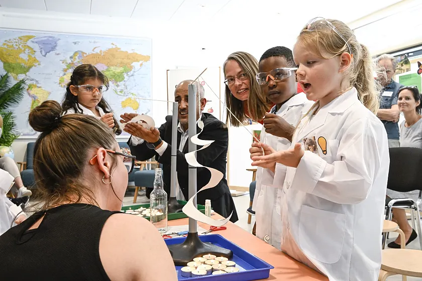 Zur feierlichen Prämienvergabe bauten die Kinder aus dem Kinder- und Familienzentrum August-Bebel-Allee eine kleine Wärmespirale. Foto: ener:kita / K. Klama