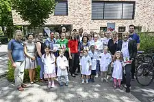 Insgesamt 23.000 Euro wurden bei der Prämienvergabe an die 40 Kinder- und Familienzentren ausgeschüttet. Vor Ort nahmen mehrere Einrichtungen die Prämie von Kinder- und Bildungssenatorin Sascha Karolin Aulepp entgegen. Foto: ener:kita / K. Klama