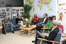 Im Gespräch (v.l.n.r.): Christoph Anders (Kinder- und Familienzentrum Warturmer Platz), Regina Dagge (Kinder- und Familienzentrum August-Bebel-Allee), Sascha Karolin Aulepp (Senatorin für Kinder und Bildung), Wolfgang Bahlmann (KiTa Bremen), Eileen Wenzel (Kinder- und Familienzentrum Ebenroder Straße) und Martin Grocholl (Klimaschutzagentur energiekonsens). Foto: ener:kita / K. Klama