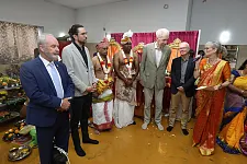 Bürgermeister a.D. Dr. Henning Scherf (dritte Person von rechts) vertrat kurzfristig Bürgermeister Dr. Andreas Bovenschulte, der aufgrund der konstituierenden Sitzung der Bremischen Bürgerschaft nicht vor Ort sein konnte. Foto: Stadtleben Ellener Hof / Martin Rospek