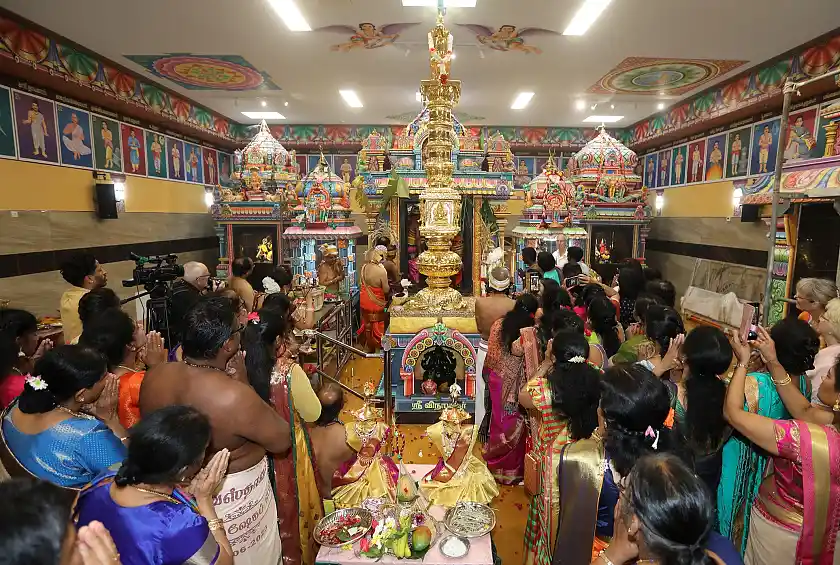 Seit vergangenen Sonntag weihen Priester und Mitglieder der Gemeinde bereits den neuen Hindu-Tempel im Modellquartier Stadtleben Ellener Hof ein.  Foto: Stadtleben Ellener Hof / Martin Rospek