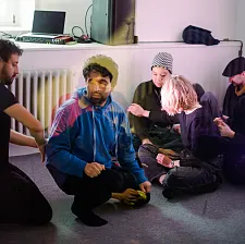 Künstler Victor Artiga während seiner Performance und Klanginstallation Exercises on Fluid Assamblages. Foto: Jimmy Dao Sheng Liu 