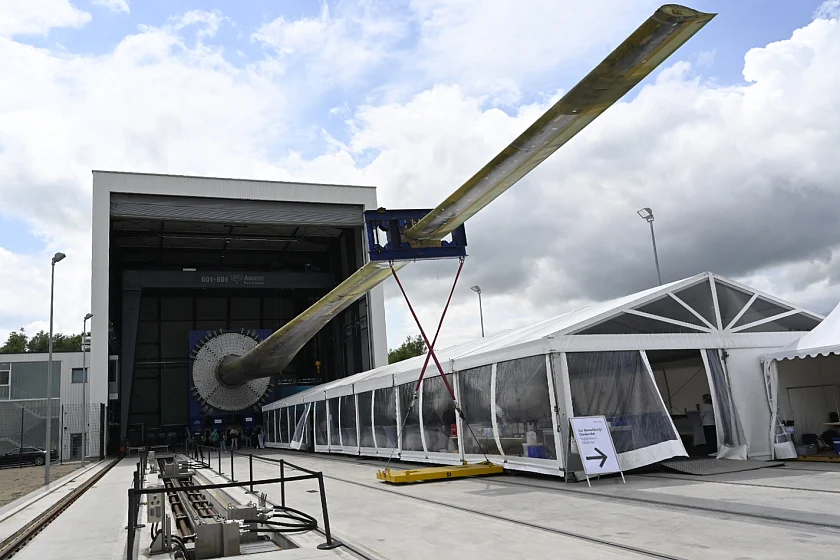 Der neue Rotorblattprüfstand 115m+ des Fraunhofer-Instituts für Windenergiesysteme IWES in Bremerhaven. Foto: Senatspressestelle