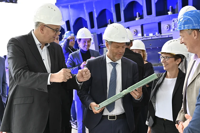 Beim Rundgang durch den neue Rotorblattprüfstand 115m+: (v.l.n.r) Bürgermeister Andreas Bovenschulte, Minister Robert Habeck, Senatorin Claudia Schilling und Prof. Andreas Reuter. Foto: Senatspressestelle
