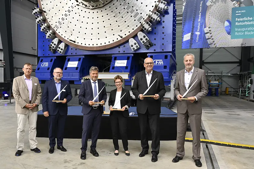Feierliche Einweihung des neuen Rotorblattprüfstands 115m+ (v. l.): Prof. Andreas Reuter, Institutsleiter Fraunhofer IWES, Fraunhofer IWES, Christian Fenselau, Chief Specialist Test and Validation, Vestas Wind Systems A/S, Robert Habeck, Bundesminister für Wirtschaft und Klimaschutz, Senatorin Claudia Schilling, Bürgermeister Andreas Bovenschulte und Dr. Hans-Otto Feldhütter, Direktor Forschungsinfrastrukturen und Nachhaltigkeit, Fraunhofer -Gesellschaft. Foto: Senatspressestelle