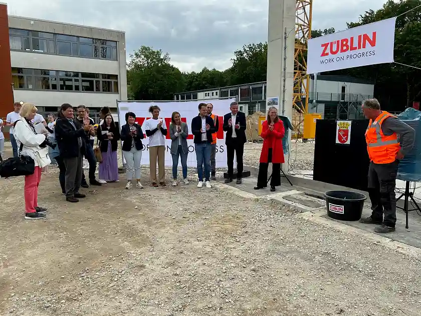 Um die Zeitkapsel versammelt: Für die Sechsfeld-Sporthalle an der Oberschule an der Ronzelenstraße erfolgte die Grundsteinlegung. Foto: Immobilien Bremen