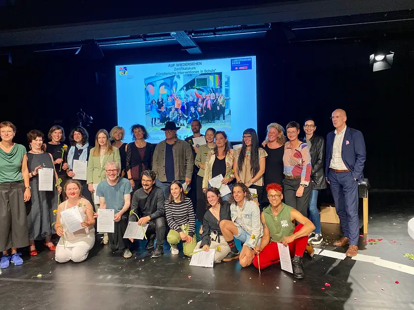 Staatsrat Klieme und Staatsrätin Emigholz (stehend, 1. und 2. v.r.) freuen sich mit den erfolgreichen Absolventen und Absolventinnen bei der Abschlussfeier im Zentrum für Kunst; Foto: Kulturressort