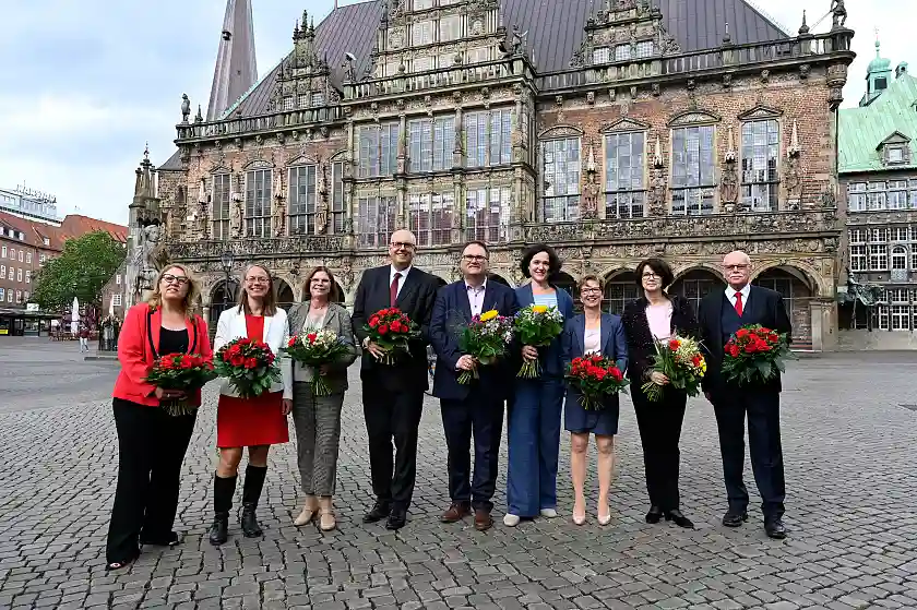 Der neue Bremer Senat (von links): Özlem Ünsal (Senatorin für Bau, Mobilität und Stadtentwicklung), Sascha Karolin Aulepp (Senatorin für Kinder und Bildung), Kristina Vogt (Senatorin für Wirtschaft, Häfen und Transformation), Bürgermeister Dr. Andreas Bovenschulte (Präsident des Senats, Senator für Kultur, Senator für Angelegenheiten der Religionsgemeinschaften), Bürgermeister Björn Fecker (Senator für Finanzen), Kathrin Moosdorf (Senatorin für Umwelt, Klima und Wissenschaft), Dr. Claudia Schilling (Senatorin für Arbeit und Soziales, Senatorin für Justiz und Verfassung), Claudia Bernhard, Ulrich Mäurer (Senator für Inneres und Sport). Foto: Senatspressestelle