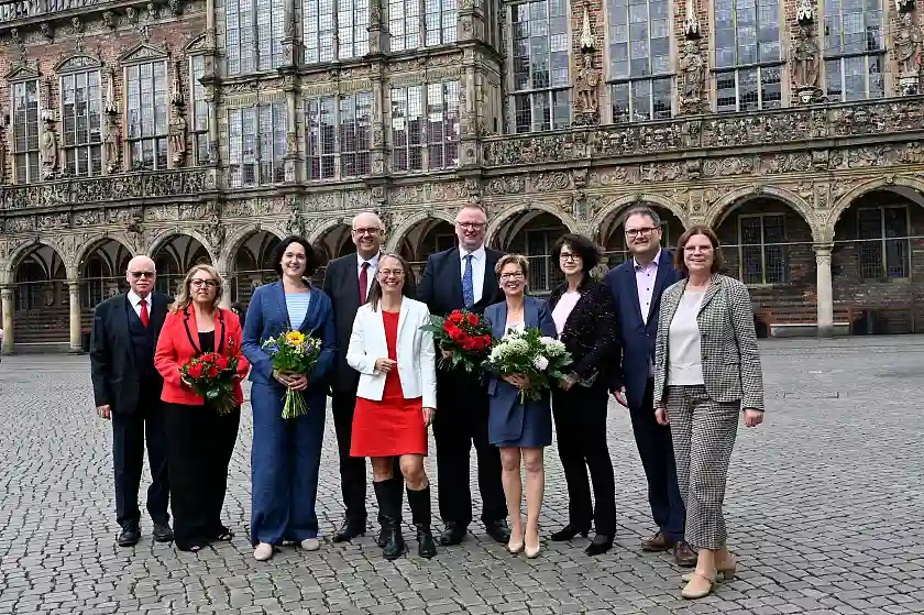 Der Senat mit dem Bevollmächtigten des Landes beim Bund und für Europa (von links): Ulrich Mäurer, Özlem Ünsal, Kathrin Moosdorf, Bürgermeister Dr. Andreas Bovenschulte, Sascha Karolin Aulepp, Bevollmächtigter  Dr. Olaf Joachim, Dr. Claudia Schilling, Claudia Bernhard, Bürgermeister Björn Fecker, Kristina Vogt. Foto: Senatspressestelle