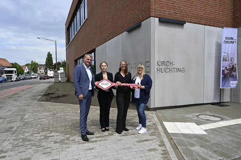 Schlüsselübergabe für eine neue Schule (von links): Bernd Botzenhardt (Geschäftsführer Brebau), Susanne Kirchmann (Geschäftsführerin Immobilien Bremen), Senatorin Sascha Karolin Aulepp und Schulleiterin Ruth Rauer. Foto: Senatspressestelle 