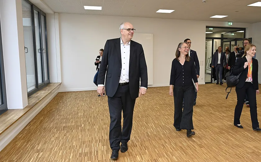 Helle, lichte Räume bieten den Kindern an der neuen Grundschule Kirchhuchting ein gutes Lernumfeld. Davon überzeugten sich bei der Schlüsselübergabe (von links) Bürgermeister Andreas Bovenschulte, Senatorin Sascha Karolin Aulepp, und die Geschäftsführerin von Immobilien Bremen, Susanne Kirchmann. Foto: Senatspressestelle