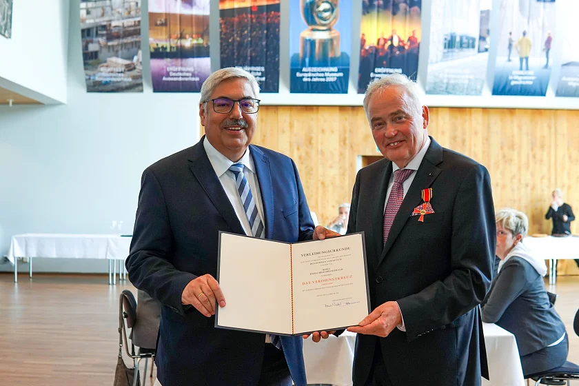 Oberbürgermeister Melf Grantz (links) überreichte Hans-Christoph Seewald das Verdienstkreuz am Bande des Verdienstordens der Bundesrepublik Deutschland. Foto: Magistratspressestelle / Johanna Geimer