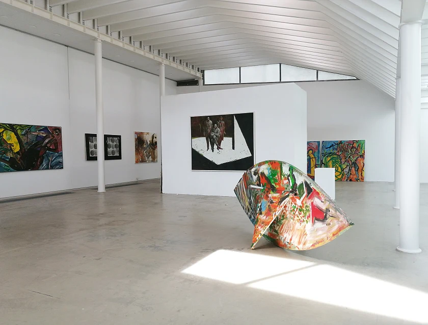 Blick in den Kleinen Galerieraum, hier sind einige Objekte von namhaften Künstlerinnen und Künstlern zu sehen. Foto: Bernadette Haffke