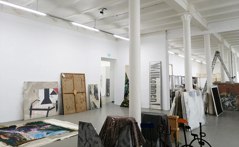 Blick in den Großen Galerieraum, wo die Exponate zunächst gesichtet und dann fotografisch dokumentiert werden. Foto: Bernadette Haffke