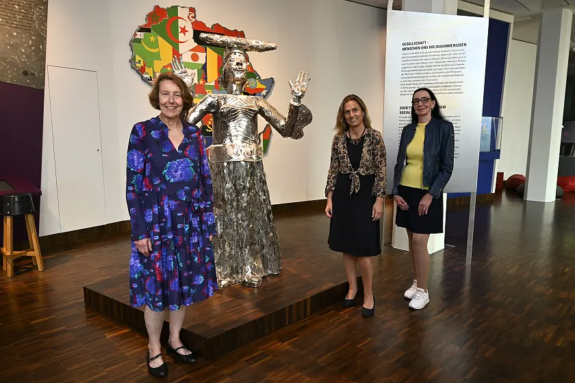 Die Staatsministerin im Auswärtigen Amt, Katja Keul (Mitte), wurde im Übersee-Museum von Kulturstaatsrätin Carmen Emigholz (rechts) und Museums-Direktorin Dr. Wiebke Ahrndt empfangen. Foto: Senatspressestelle