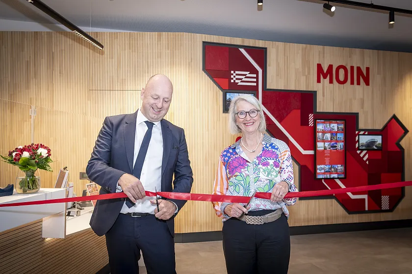 Oliver Rau (Geschäftsführer Wirtschaftsförderung Bremen GmbH) und Martina Ziesing (Abteilung Bremen Tourismus) eröffnen die neue Bremen Information. Foto: WFB / Hannes von der Fecht