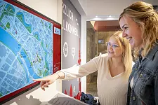 Die neue Bremen Information bietet viele digitale Informationsmöglichkeiten. Foto: WFB / Hannes von der Fecht