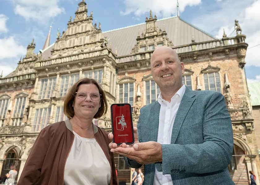Wirtschaftssenatorin Kristina Vogt und WFB-Geschäftsführer Oliver Rau stellen die neue App BremenGo vor. Foto: WFB/Jan Rathke