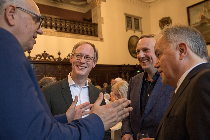 Austausch am Rande des Empfangs im Rathaus zur Eröffnung des Musikfestes (von links): Bürgermeister Andreas Bovenschulte, Cornelius Neumann-Redlin (Hauptgeschäftsführer der Unternehmensverbände im Land Bremen), David Koopmann (Vorstand Bremer Tageszeitungen AG) und Musikfest-Intendant Prof. Thomas Albert. Foto: fotoetage