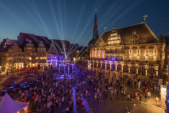 Der Marktplatz war auch in diesem Jahr die beeindruckende Kulisse für die Großen Nachtmusik zur Eröffnung des Musikfestes Bremen. Foto: fotoetage
