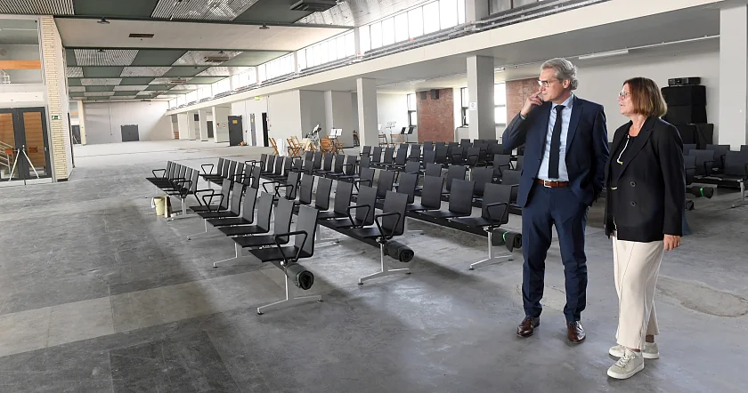 Bremenports-Chef Rober Howe und Senatorin Kristina Vogt vor Ort im Columbusbahnhof.  Foto: bremenports