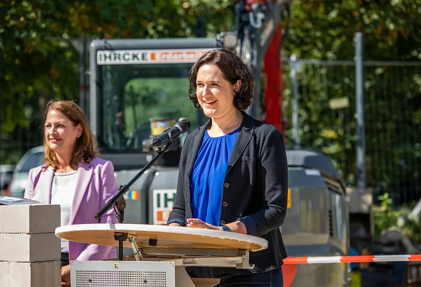 Umweltsenatorin Kathrin Moosdorf zusammen mit DBS-Vorständin Daniela Enslein bei der Grundsteinlegung. Foto: DBS, Fotoetage/Tristan Vankann