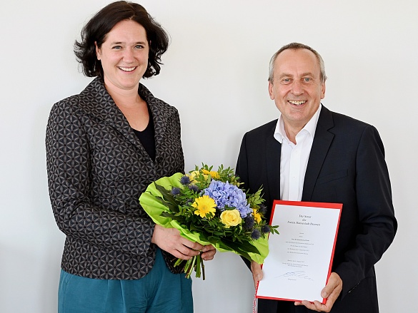 Wissenschaftssenatorin Kathrin Moosdorf begrüßt Prof. Dr. Konrad Wolf als neuen Rektor der Hochschule Bremen. Foto: Wissenschaftsressort