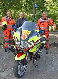 Eins der neuen Rapid Responder Motorräder: Senator Ulrich Mäurer (Mitte), Dieter Jacobs von der Feuerwehr Bremen (li.) und Jörg Mekelburg vom DRK Kreisverband Bremen präsentieren das neue Einsatzfahrzeug. Foto: Senator für Inneres