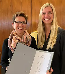 Die neue Staatsrätin Kirsten Kreuzer (rechts) und Senatorin Claudia Schilling bei der Übergabe der Ernennungsurkunde. Foto: Sozialressort