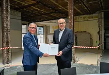 Dr. Johann Christian Jacobs (links) und Bürgermeister Dr. Andreas Bovenschulte mit dem Mietvertrag. Foto: Senatspressestelle
