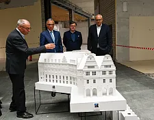 Erläuterungen am Modell des Kontorhauses (von links): Architekt Rainer Schürmann, Dr. Johann Christian Jacobs, Jean Jaques de Chapeaurouge (Geschäftsführer HPE Hanseatische Projektentwicklung GmbH) und Bürgermeister Dr. Andreas Bovenschulte. Foto: Senastpressestelle