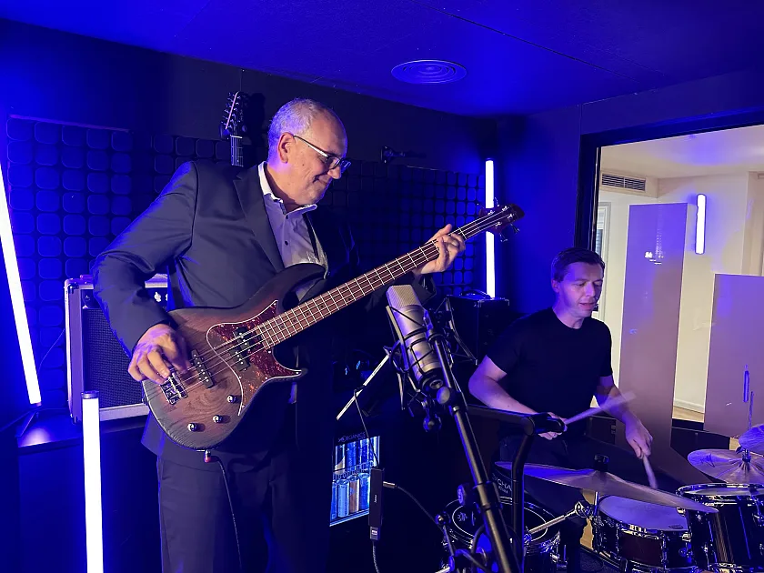 Zusammen mit dem österreichischen Multi-Perkussionist Martin Grubinger testet Bürgermeister Bovenschulte die MyGroove-App. Foto: Senatspressestelle