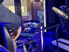 Mit der MyGroove-App kann man auf dem eigenen Instrument wie in einer Band mit renommierten Musikerinnen und Musikern zusammenspielen. Fotos: Senatspressestelle