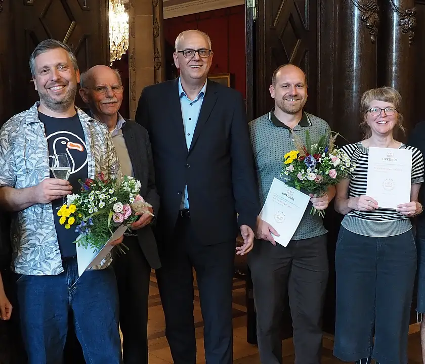 Die Gewinner und Gewinnerin des Bremer Buchhandlungspreises 2023 mit Bürgermeister Andreas Bovenschulte (Bildmitte): Michael Hockel und Hermann Figge (1.u.2.v.l., Albatros Buchhandlung, 1. Preis), Jens Fleischer  (2.v.r., Buchhandlung Hübener, Anerkennungspreis) und Petra Maurer (1.v.r., Kinderbuchladen Leseland, Anerkennungspreis). Foto: Rike Oehlerking