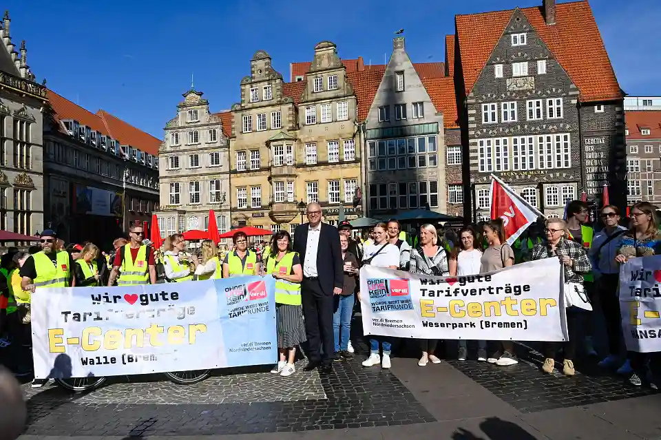 Bürgermeister Andreas Bovenschulte zeigt seine Solidarität mit den Forderungen der Arbeitnehmerinnen und Arbeitnehmern im Einzelhandel für faire Arbeitsbedingungen, gerechte Löhne und eine Allgemeinverbindlichkeit der Tarifverträge. Foto: Senatspressestelle