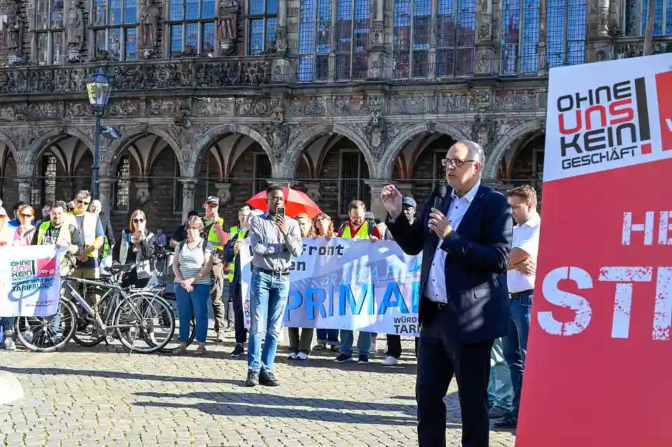 Bürgermeister Andreas Bovenschulte bei der Kundgebung #OhneUnsKeinGeschäft: Wer hart arbeitet, verdient Respekt und Anerkennung. Foto: Senatspressestelle