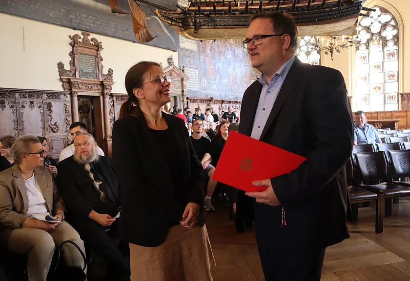 Finanzsenator Björn Fecker und Direktorin der Verwaltungsschule Katja Lessing in der Obere Halle des Rathauses. Foto: Finanzressort