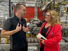 Kfz-Meister Sven Schulz erzählt Senatorin Özlem Ünsal von seiner Leidenschaft für seinen Beruf. Foto: Bauressort