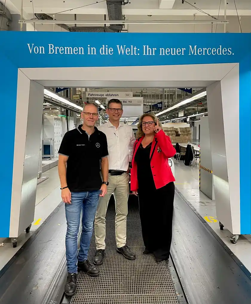 Mercedes-Betriebsrat Michael Peters, Werksleiter Michael Frieß und Bremens Senatorin für Bau, Mobilität und Stadtentwicklung Özlem Ünsal in einer der Produktionshallen. Foto: Bauressort 