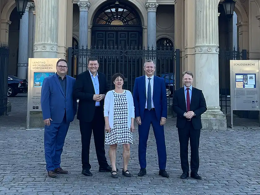 Zweite Nord-FMK in Schwerin: Björn Fecker, Finanzsenator der Freien Hansestadt Bremen, Dr. Andreas Dressel, Finanzsenator der Freien und Hansestadt Hamburg, Monika Heinold, Finanzministerin Schleswig-Holstein, Dr. Heiko Geue, Finanzminister Mecklenburg-Vorpommern und Gerald Heere, Finanzminister Niedersachsen (v. li. nach re.). Foto: Finanzministerium Mecklenburg-Vorpommern 