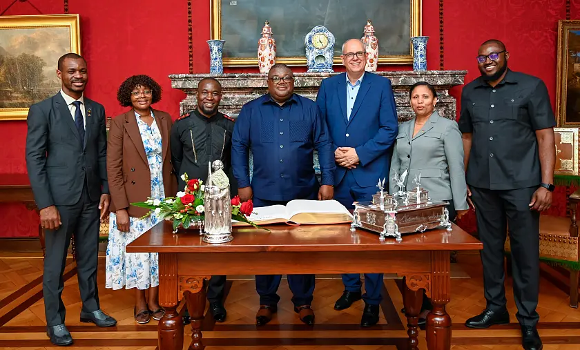 Bürgermeister Andreas Bovenschulte (3. V. re.)  begrüßte eine Delegation aus Namibia rund um Windhoeks Bürgermeister Joseph Uapingene (Mi.) im Rathaus. Mit im Bild (v. li. nach re.): Geschäftsführender Stadtdirektor Moses Matyayi, Monika Sheefini, Koordinatorin Intergovernmental Relations, Stadtrat Dr. Job Shipululo Amupanda, Michelle Farmer, Erste Sekretärin Botschaft Namibia und Stadtrat Sam Shafiishuna Nujoma. Foto: Senatspressestelle