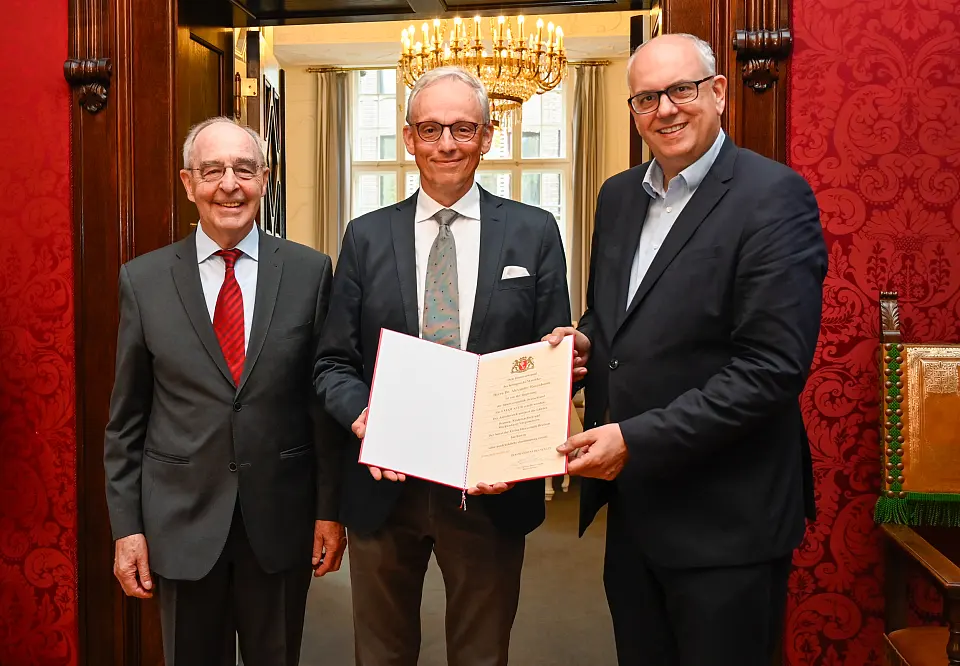 Neuer Honorarkonsul für Marokko: Dr. Alexander Rosenboom (Mi.) folgt auf Volker Kröning (li.). Bürgermeister Andreas Bovenschulte überreicht die Urkunde des Bremer Senats. Foto: Senatspressestelle