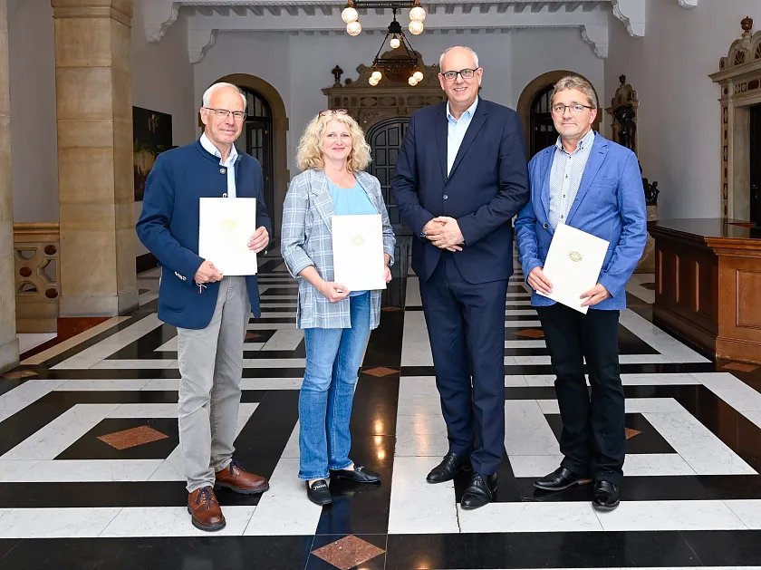 Neue Ortsamtsleitungen im Amt: Bürgermeister Andreas Bovenschulte begrüßte Karl-Heinz Bramsiepe (li.), Cornelia Renken und Gerd Gartelmann (re.) im Rathaus. Foto: Senatspressestelle