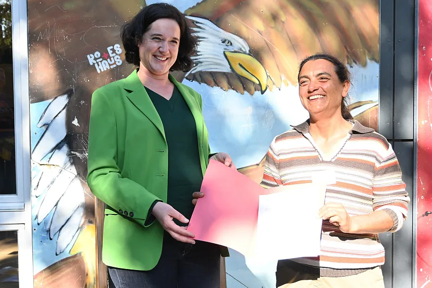 Übergabe des Förderbescheids: Senatorin Kathrin Moosdorf (links) übergibt Vasilena Schleifer vom VahrRadieschen den Förderbescheid, der das Projekt in den kommenden Jahren finanziell absichert. Foto: Umweltressort