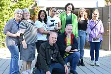 Senatorin Kathrin Moosdorf mit dem Team vom Marktplatz der Begegnungen, der sich in der Kirchengemeinde in der neuen Vahr befindet. Foto: Umweltressort