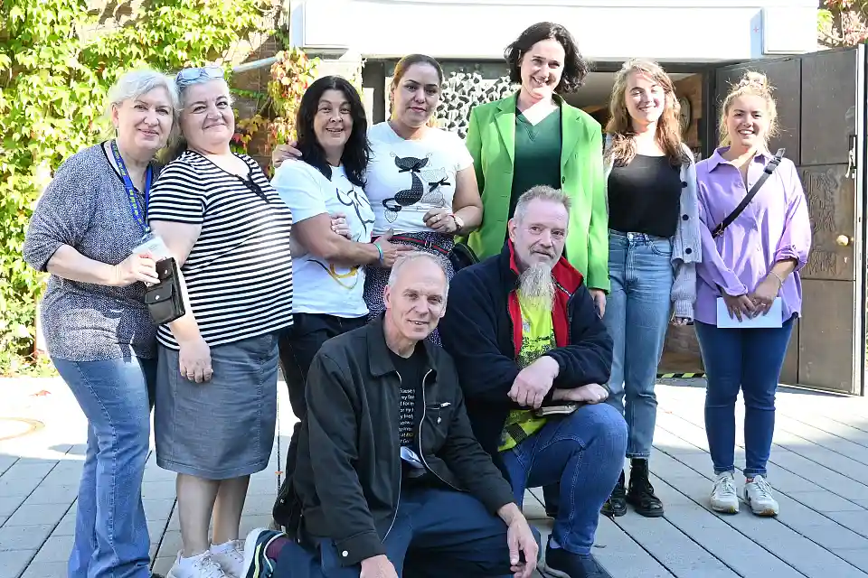 Senatorin Kathrin Moosdorf mit dem Team vom Marktplatz der Begegnungen, der sich in der Kirchengemeinde in der neuen Vahr befindet. Foto: Umweltressort